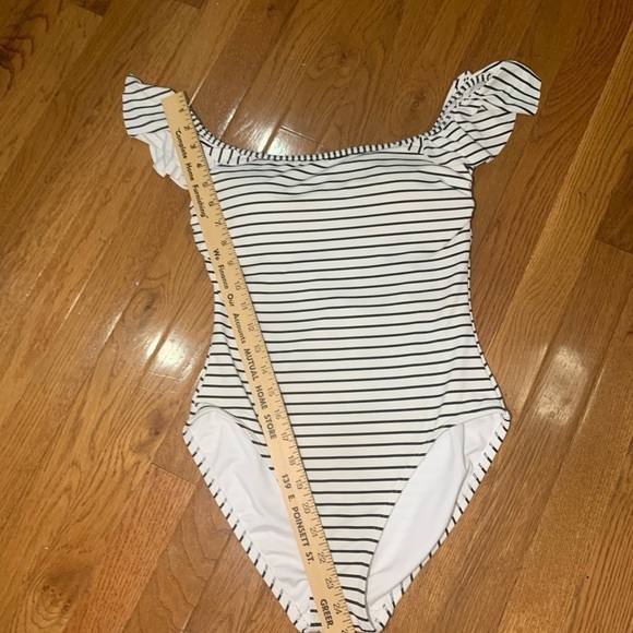Vince Camuto Striped Ruffled Off The Shoulder One Piece Swimsuit Size 6 - Picture 5 of 14